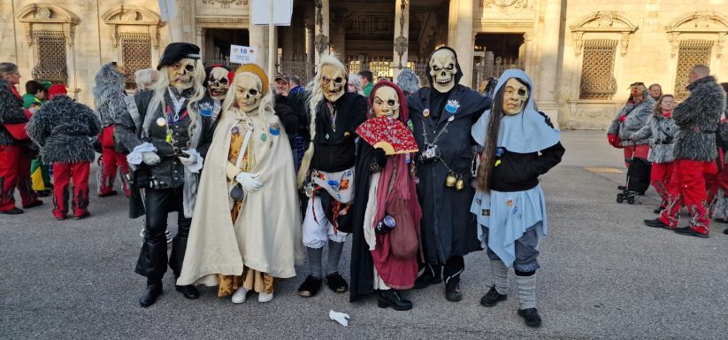 Eine Gruppe von Menschen in traditionellen Kostümen steht zusammen.